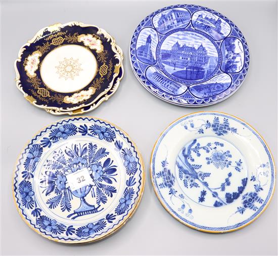 4 Delft dishes & 4 other decorative plates(-)